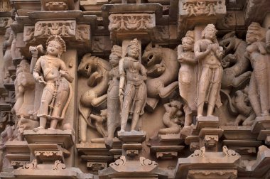Dansçı ve Hayali Hayvan Heykeli veya Vyalas, Batı Grubu, Khajuraho, Madhya Pradesh, Hindistan