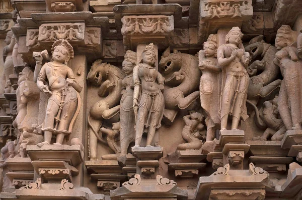 Dansçı ve Hayali Hayvan Heykeli veya Vyalas, Batı Grubu, Khajuraho, Madhya Pradesh, Hindistan