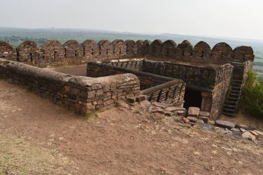 Gadi Darwaza 'nın tepesinden ve taş merdivenlerden, tahkim taş duvarından, Fort 11. yüzyılda yapılmış, Madhya Pradesh, Hindistan.