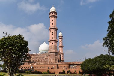 Hindistan 'ın Bhopal kentinde yer alan bir İslam mimarisi olan Taj-ül-Mescid' in yatay tam kenar manzarası. Hindistan 'ın en büyük camii ve Asya' nın en büyük camilerinden biridir.. 