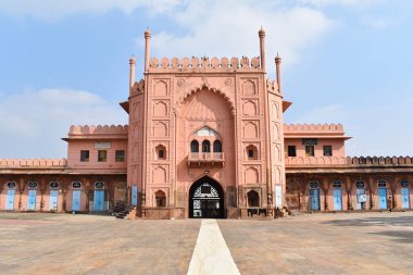 Hindistan 'ın Bhopal kentinde bulunan İslam mimarisi ve camii Taj-ül-Mescid' in ön girişi. Hindistan 'ın en büyük camii ve Asya' nın en büyük camilerinden biridir.. 
