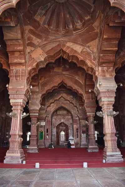 Taj Masjid美丽的内部 垂直视图 伊斯兰建筑 位于印度博帕尔的清真寺 它是印度最大的清真寺 也是亚洲最大的清真寺之一 — 图库照片