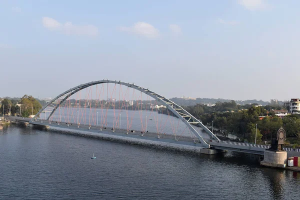 インドのマディヤ プラデーシュ州ジャハンガバード市 ローワー レイク市にあるラニ カムラパティ橋 — ストック写真