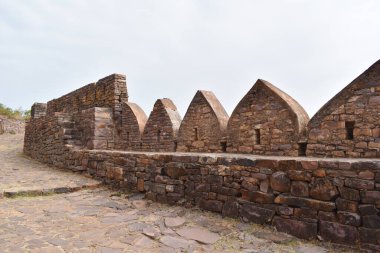 Raisen Kalesi 'nin kenar tahkimatı M.S. 11. yüzyılda yapılmış, Madhya Pradesh, Hindistan.