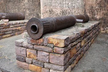 Delhi 'nin Şah Suri hükümdarı tarafından yapılan Fort Cannon bakır paraların devamını eriterek Raisen kalesini fethetmeyi başardı. Madhya Pradesh, Hindistan.