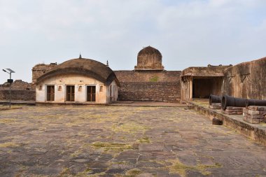 Baradari Topları 'nın içinde, Itardana (Atardan ka Mahal) muhtemelen bu oda soyunma odası olarak kullanıldı. Duvarındaki oyuklar muhtemelen farklı renk koku şişelerini saklamak için yapılmış. Yükselen kale. Madhya Pradesh, Hindistan.