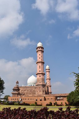 Hindistan 'ın Bhopal kentinde bulunan bir İslam mimarisi olan Taj-ül-Mescid' in dikey yan manzarası. Hindistan 'ın en büyük camii ve Asya' nın en büyük camilerinden biridir.. 