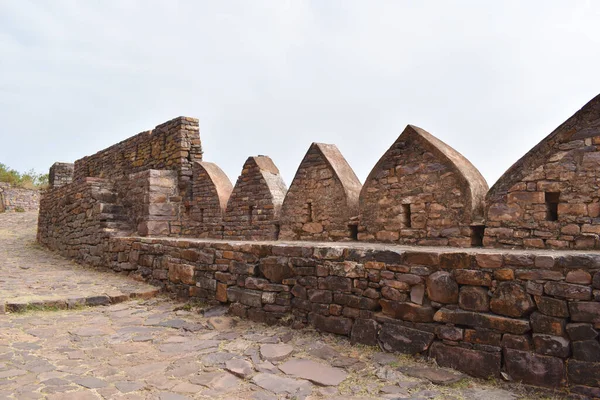 Raisen Kalesi 'nin kenar tahkimatı M.S. 11. yüzyılda yapılmış, Madhya Pradesh, Hindistan.