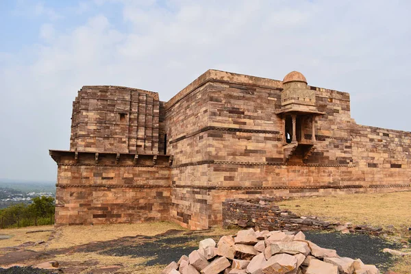 Fort, Raisen Kalesi 'ndeki Pameya Tapınağı' nın solundan M.S. 11. yüzyılda inşa edilmiş. Bu korunmuş bir anıt ve eski bir miras, Madhya Pradesh, Hindistan..