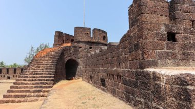 Fort, Mirjan Kalesi, Uttara Kannada, Karnataka, Hindistan 'daki Flag Meydanı merdivenleri.