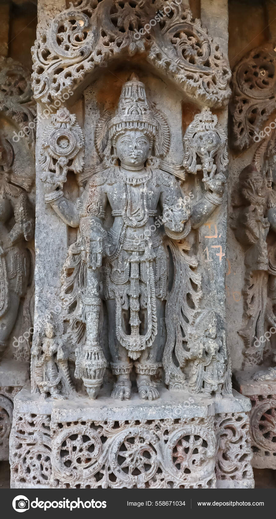 インド カルナタカ州ハサン ジャガガル ハサン カルナタカ州ラクシュミネルシマ神殿の主ヴィシュヌ像 — ストック写真 © RealityImages  #558671034, image size:903x1700