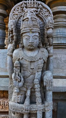 Jaya heykeli, Vaikuntha 'nın bekçisi Sri Lakshimi Narasimha Tapınağı, Javagal, Hassan, Karnataka, Hindistan girişinde.