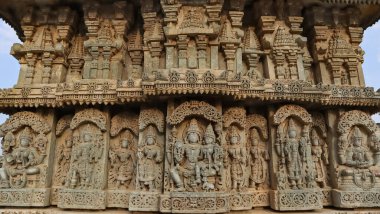 Hindistan tanrıları Vishnu 'nun heykelleri, Lord Varun Lakshminarsimha Tapınağı' nın duvarında, Javagal, Hassan, Karnataka, Hindistan