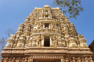 Lord Someshwara Tapınağı 'nın ana giriş kapısı 14. yüzyıldan kalma süslü bir Vijayanagara dönemi Dravidian tarzı yapı, Kolar, Karnataka, Hindistan