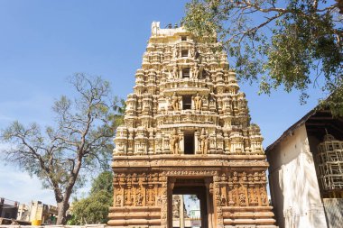 Lord Someshwara Tapınağı 'nın ana giriş kapısı 14. yüzyıldan kalma süslü bir Vijayanagara dönemi Dravidian tarzı yapı, Kolar, Karnataka, Hindistan