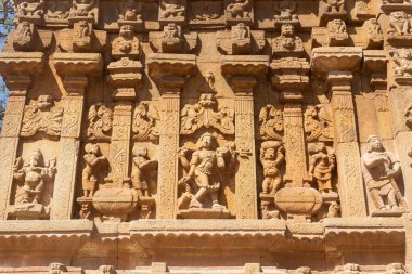 Someshwara Tapınağı, Kolar, Karnataka, Hindistan 'ın girişindeki Hint tanrılarının heykeli. 