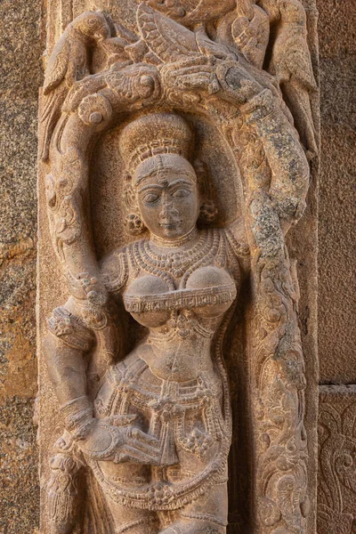 印度卡纳塔克邦Kolar Someshwara寺入口大门上的妇女雕塑品 — 图库照片