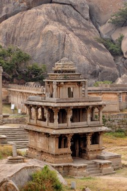 İlk sırada Hidambeswara Tapınağı 'ndan Mandapam, Chitradurga Kalesi, Karnataka, Hindistan
