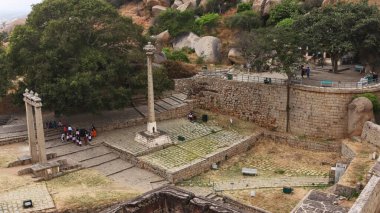 INDIA, KARNATAKA, Şubat 2022, Vijaya Sütunları ve Chitradurga Kalesi 'ndeki Turist