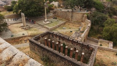 INDIA, KARNATAKA, Şubat 2022, Vijaya Sütunları ve Chitradurga Kalesi 'ndeki Turist