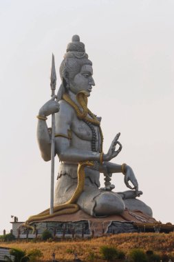 Lord Shiva 'nın en büyük ikinci heykeli hayırsever Bay R.N.Shetty, Murudeshwara, Uttara Kannada, Karnataka, Hindistan tarafından yaptırıldı.