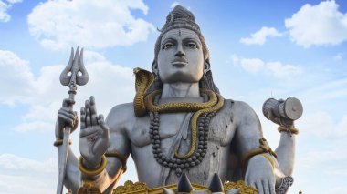130 feet yüksekliğindeki Lord Shiva 'nın İkinci Büyük Heykeli Murudeshwara, Uttara Kannada, Karnataka, Hindistan