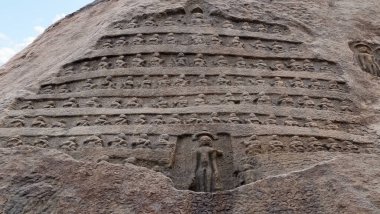Mahavir Jain 'in Taş Heykeli ve takipçileri, Shravanbelagola, Karnataka, Hindistan