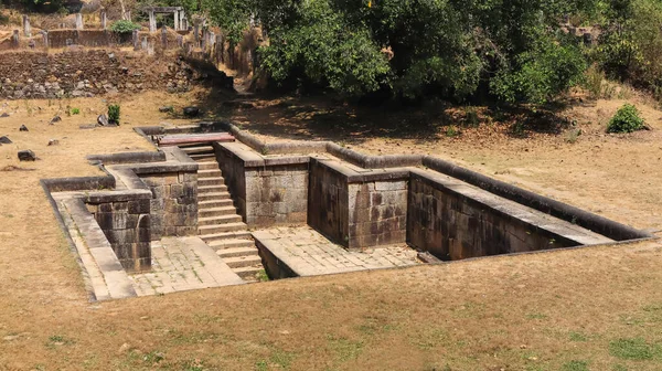 Kavaledurga Kalesi, Shimoga, Karnataka, Hindistan 'da eski su banyosu.