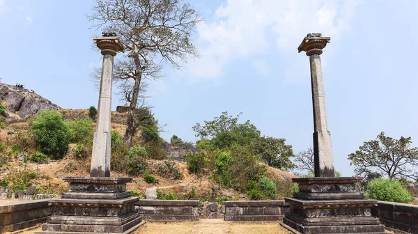 Dva Vijaya Pilíře Přední Části Chrámu Srikantheswara Kavaledurga Fort Shimoga — Stock fotografie