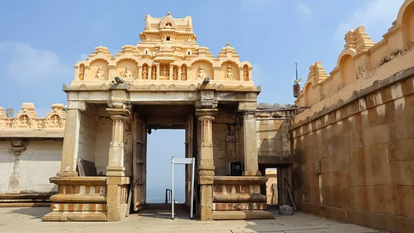 Gommateshwara Tapınağı 'nın ana kampüs giriş kapısı, Shravanbelagola, Karnataka, Hindistan