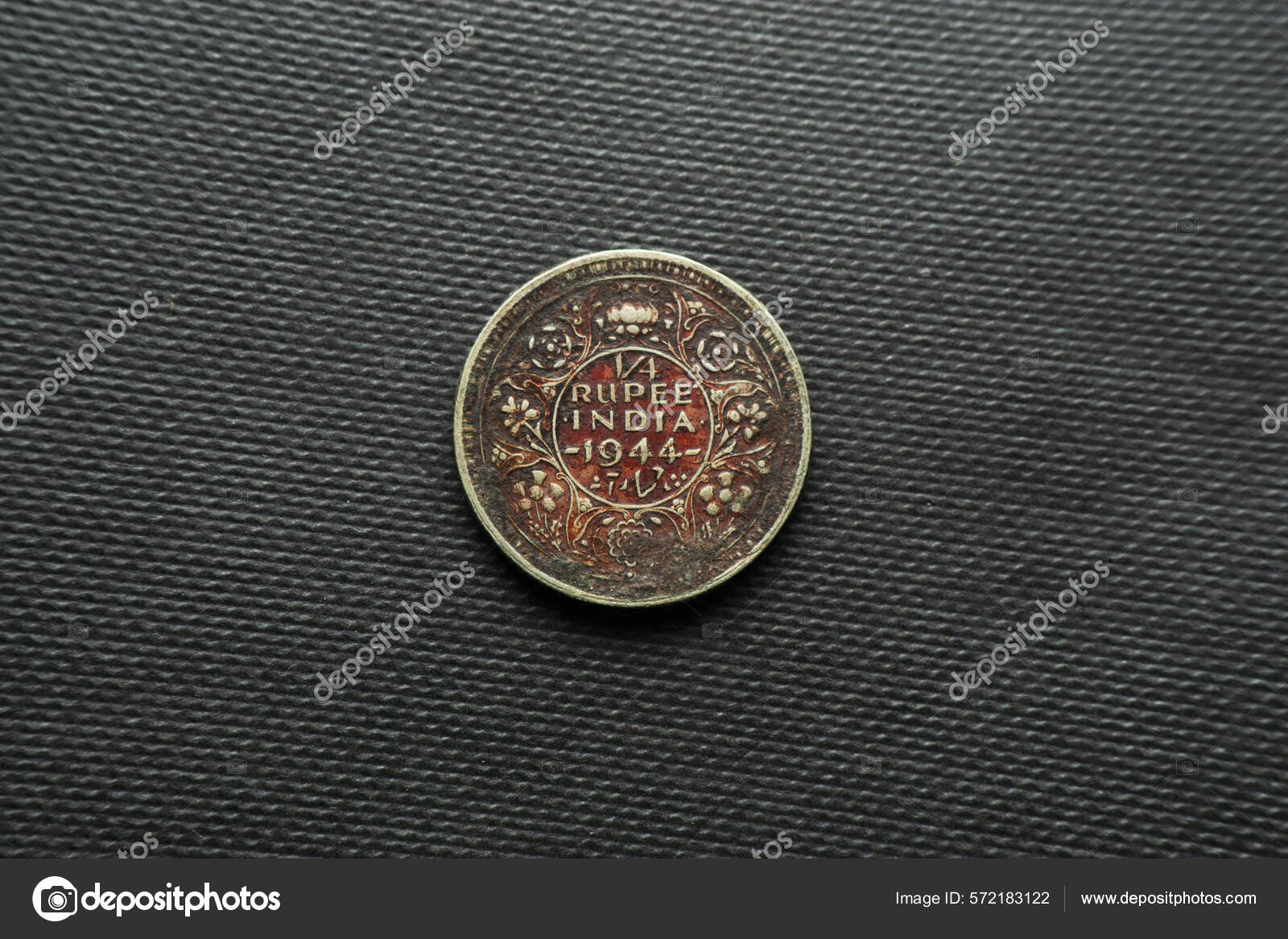 1944年印度卢比硬币乔治国王银边有凹槽——图库图片© RealityImages #572183122