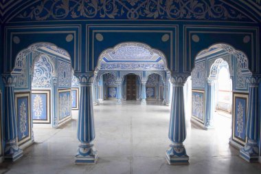 Chhavi Niwas güzel, parlak maviyi beyaz detaylarıyla gösteriyor, Şehir Sarayı, Jaipur, Rajasthan, Hindistan