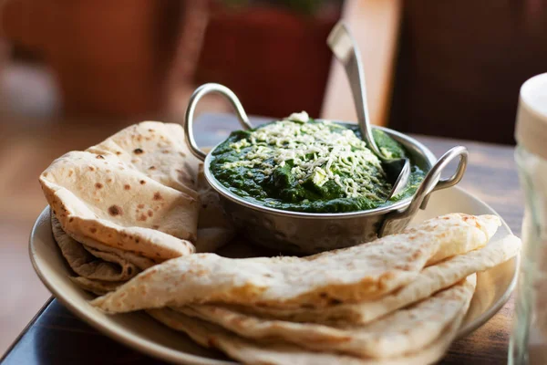 Palak paneer ve Hint ekmeği naan favori Hint yemeği