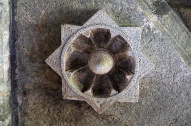 Mahadeva Tapınağı 'nın tavanı oyulmuş, (Tambdi Surla) 12. yüzyıl Shaivite tapınağı bazalt' tan Kadamba stilinde inşa edilmiştir. Bhagwan yakınlarında Mahaveer Vahşi Yaşam Sığınağı, Sanguem, Surla, Goa