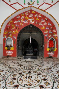 Someshwar Wadi Tapınağı 'nın iç manzarası, 900 yıllık Swayambhu Shiva tapınağı, Baner, Pune, Maharashtra, Hindistan