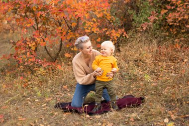 Anne küçük sevimli oğluyla dışarıda oynuyor.