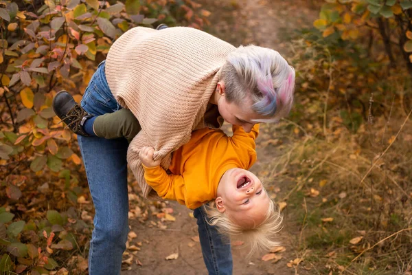 秋の背景の母親と息子 感謝祭の季節 — ストック写真