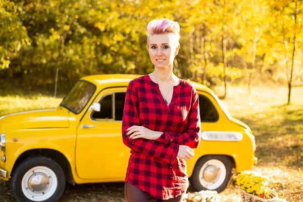 Mulher Hipster Elegante Feliz Com Cabelo Curto Perto Carro Retro — Fotografia de Stock