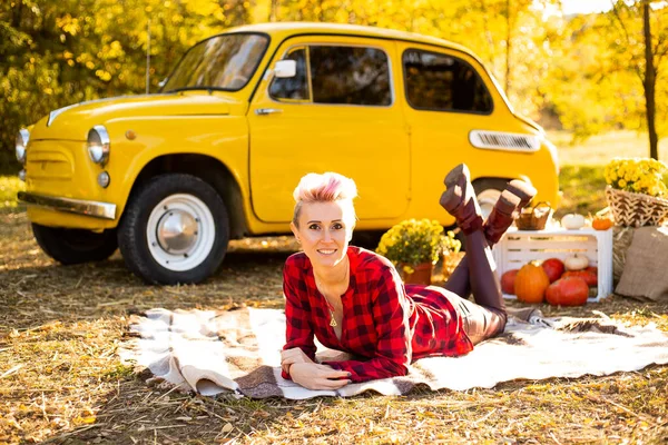 Vrouw Met Kort Haar Liggend Deken Herfst Park Achtergrond Buurt — Stockfoto