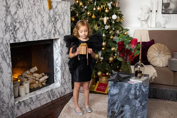 Menina Bonito Com Presente Natal Suas Mãos Perto Árvores Natal — Fotografia de Stock