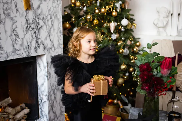 Mignonne Petite Fille Avec Boîte Cadeau Noël Près Des Arbres — Photo