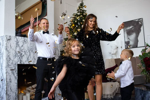 Parents Leurs Enfants Heureux Jouant Avec Des Confettis Noël Maison — Photo
