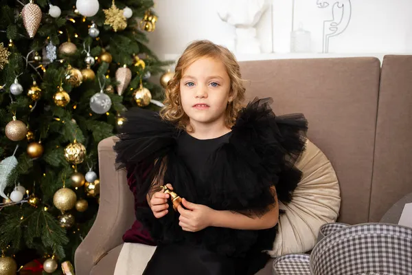 Mignonne Petite Fille Sur Fond Des Arbres Noël Des Lumières — Photo