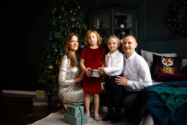 Famille Heureuse Avec Des Cadeaux Maison Parent Petits Enfants Amusent — Photo