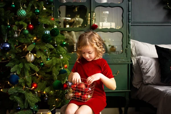 Menina Bonito Jogando Com Decoração Natal Perto Árvore Natal Dentro — Fotografia de Stock