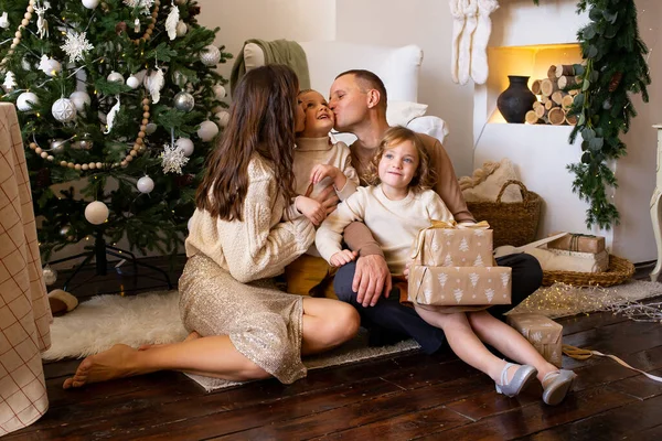家庭でクリスマスを待っている家族 メリークリスマスとハッピーニューイヤー — ストック写真