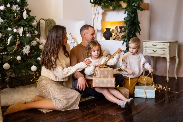 Famille Aimante Avec Des Cadeaux Dans Chambre Parent Petits Enfants — Photo