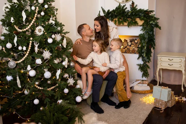 Joyeux Noël Joyeuses Fêtes Famille Aimante Avec Des Cadeaux Maison — Photo