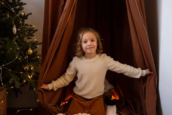 Mignonne Petite Fille Dans Maison Noël Sur Fond Arbre Noël — Photo