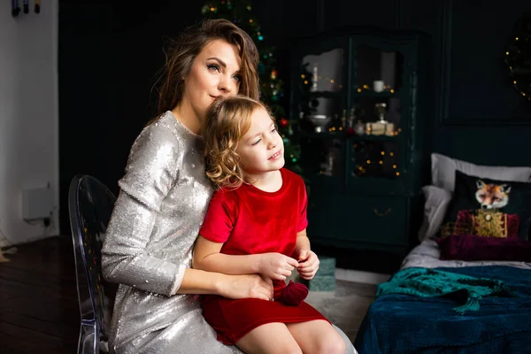 母と彼女の子供の娘お祝い近くクリスマスツリー — ストック写真
